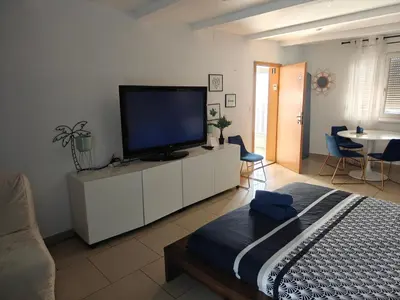 Télévision ou salle de divertissement dans l'établissement Suite 2 lits Auberge du Manala Hôtel 24 24 proche Basel