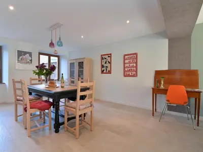 Coin salon dans l'établissement Charmant appartement rénové pour 4 pers avec terrasse à Hunawihr - FR-1-744-14