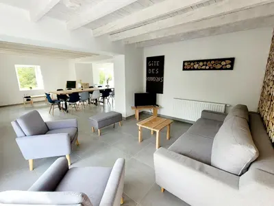 Coin salon dans l'établissement Gîte des Rondins