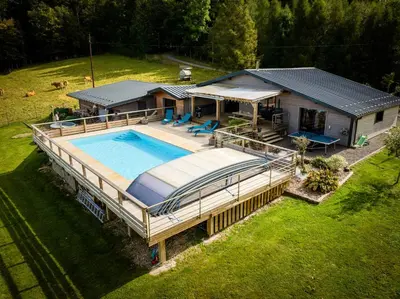 Piscine de l'établissement Chalet Luxe et Nature ou située à proximité
