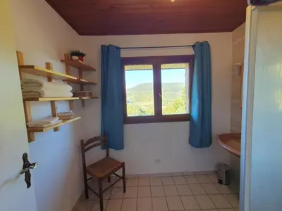 Salle de bains dans l'établissement Le Chant du Loriot