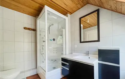Salle de bains dans l'établissement Awesome Home In Labaroche