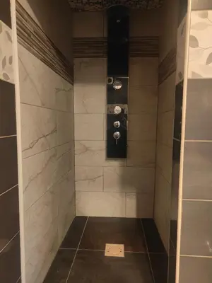 Salle de bains dans l'établissement Chambre climatisée et cosy Auberge du manala Hôtel 24 24