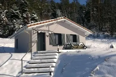 L'établissement La Maison Bleue en hiver