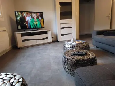 Télévision ou salle de divertissement dans l'établissement Appart6 Pers garage centre à 500m
