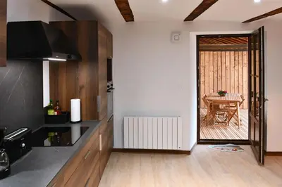 Télévision ou salle de divertissement dans l'établissement Gîte Entre Vignes et Vergers maison historique
