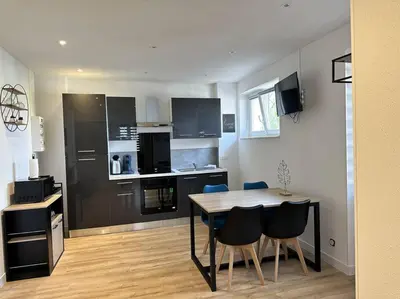 Cuisine ou kitchenette dans l'établissement Gîte le Lamala