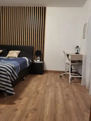 Un ou plusieurs lits dans un hébergement de l'établissement Chambre climatisée cosy Auberge du Manala Hôtel 24-24