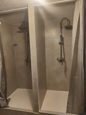 Salle de bains dans l'établissement Chambre climatisée cosy Auberge du Manala Hôtel 24-24
