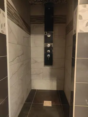 Salle de bains dans l'établissement Chambre climatisée cosy Auberge du Manala Hôtel 24-24