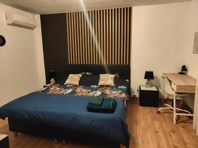 Un ou plusieurs lits dans un hébergement de l'établissement Chambre climatisée cosy Auberge du Manala Hôtel 24-24