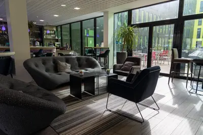 Coin salon dans l'établissement Campanile Belfort Montbéliard - Gare La Jonxion.