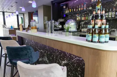 Salon ou bar de l'établissement Campanile Belfort Montbéliard - Gare La Jonxion.