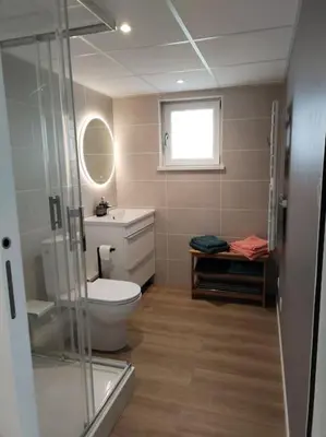 Salle de bains dans l'établissement Gîte le petit wintz 4 personnes avec son jardin privatif - Parking avec borne de recharge pour véhicule électrique 22Kw - 2 vélos