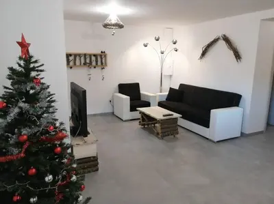 Coin salon dans l'établissement Belle appartement style chalet