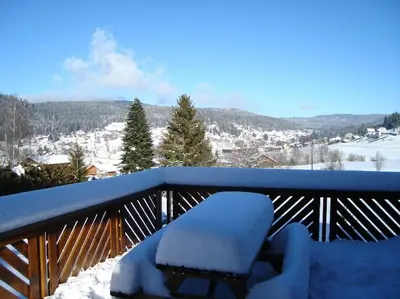 Vue générale sur la montagne ou vue sur la montagne depuis le chalet