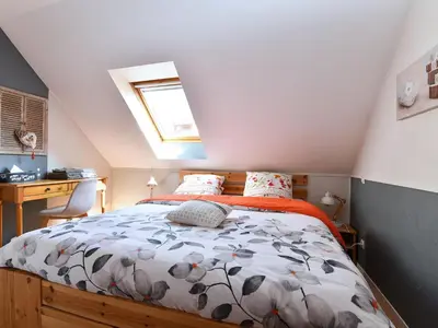 Un ou plusieurs lits dans un hébergement de l'établissement Gîte charmant au calme, 2 personnes, proche vignobles et châteaux, animaux acceptés, terrasse jardin - FR-1-744-33
