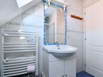 Salle de bains dans l'établissement Gîte charmant au calme, 2 personnes, proche vignobles et châteaux, animaux acceptés, terrasse jardin - FR-1-744-33