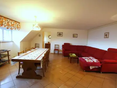 Coin salon dans l'établissement Maison familiale à Orbey, 3 chambres, parking privé, espace vert, jeux pour enfants - FR-1-744-26