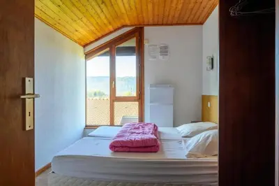 Un ou plusieurs lits dans un hébergement de l'établissement Appartement charmant à Vagney de 56 m² avec vue montagne.