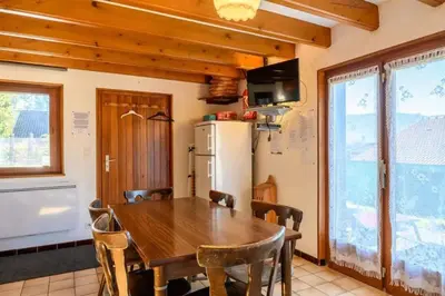 Télévision ou salle de divertissement dans l'établissement Appartement charmant à Vagney de 56 m² avec vue montagne.