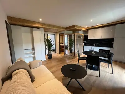 Coin salon dans l'établissement Superbe appartement neuf avec Sauna privé & Terrasse vue sur la montagne