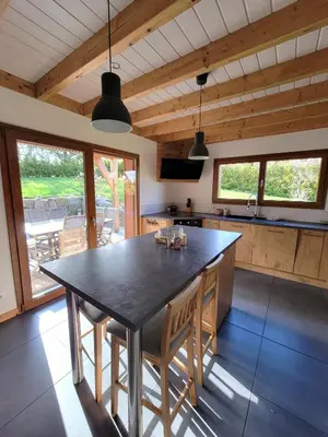 Cuisine ou kitchenette dans l'établissement Chalet des Jonquilles - Au calme, bordant la forêt