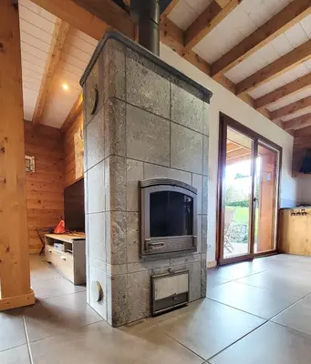 Télévision ou salle de divertissement dans l'établissement Chalet des Jonquilles - Au calme, bordant la forêt