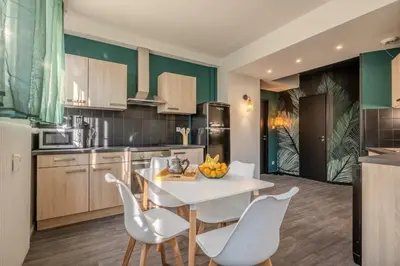 Cuisine ou kitchenette dans l'établissement Cocon Relax - Jacuzzi - Cinéma