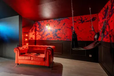 Coin salon dans l'établissement Cocon Sensuel - 50 Nuances - Les Cocons de Nath