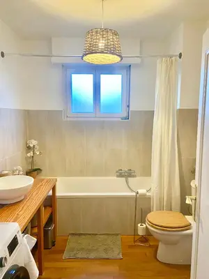Salle de bains dans l'établissement Appart 2parkings, 2min PetiteVenise-Xmarché