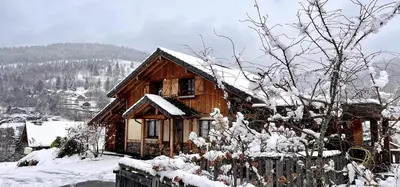 L'établissement Les Brimbelles, détente & spa, au cœur des Vosges en hiver