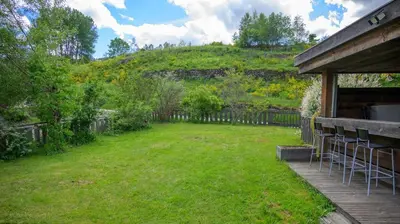 Jardin de l'établissement Les Brimbelles, détente & spa, au cœur des Vosges