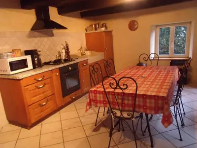 Cuisine ou kitchenette dans l'établissement la roseraie