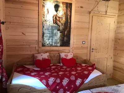Un ou plusieurs lits dans un hébergement de l'établissement Chalet de la Royotte - Sauna & SPA