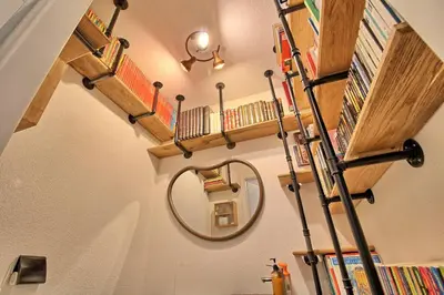 Bibliothèque dans l'appartement