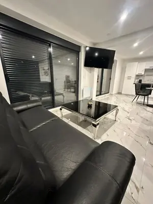 Télévision ou salle de divertissement dans l'établissement Appartement cosy jacuzzi spa 70M2