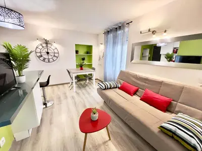 Télévision ou salle de divertissement dans l'établissement Le Coquelicot - Proche Gare - Studio 1 pièce 2 Pers