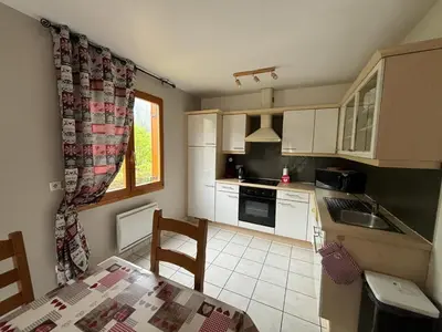 Cuisine ou kitchenette dans l'établissement Chalet Au fil de l'eau