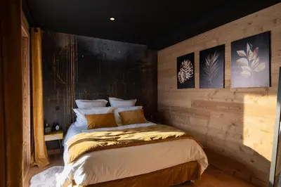 Un ou plusieurs lits dans un hébergement de l'établissement Chalet Tharkey, luxueux au coeur des sapins