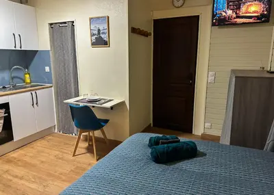 Un ou plusieurs lits dans un hébergement de l'établissement Studio Cosy équipé avec terrasse