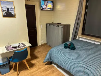 Un ou plusieurs lits dans un hébergement de l'établissement Studio Cosy équipé avec terrasse