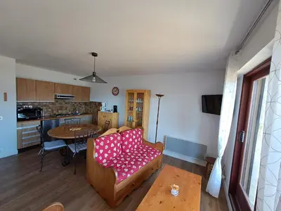 Cuisine ou kitchenette dans l'établissement Appartement résidence Les Dryades avec vue montagne