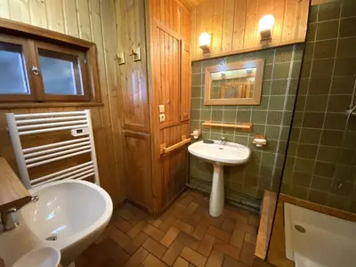 Salle de bains dans l'établissement LE TRAPPEUR Chalet en bois