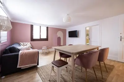 Télévision ou salle de divertissement dans l'établissement GRAND Gite Pomme d'Api et d'Amour-6 à 12 personnes