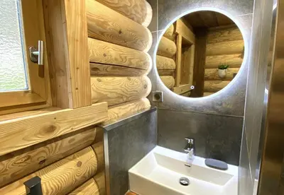 Salle de bains dans l'établissement L'OURSBLANC Chalet en rondins