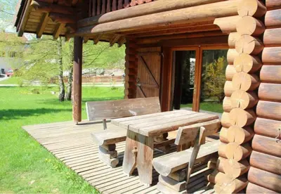 Jardin de l'établissement L'OURSBLANC Chalet en rondins