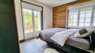 Un ou plusieurs lits dans un hébergement de l'établissement F2* * * 80M DU LAC avec vue+terrasse+proche centre