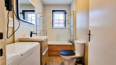 Salle de bains dans l'établissement F2* * * 80M DU LAC avec vue+terrasse+proche centre