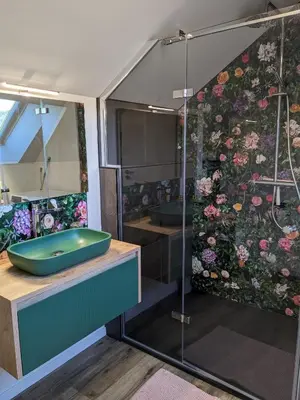 Salle de bains dans l'établissement La Rose des Vents - Appartement avec Terrasse, Piscine et Parking